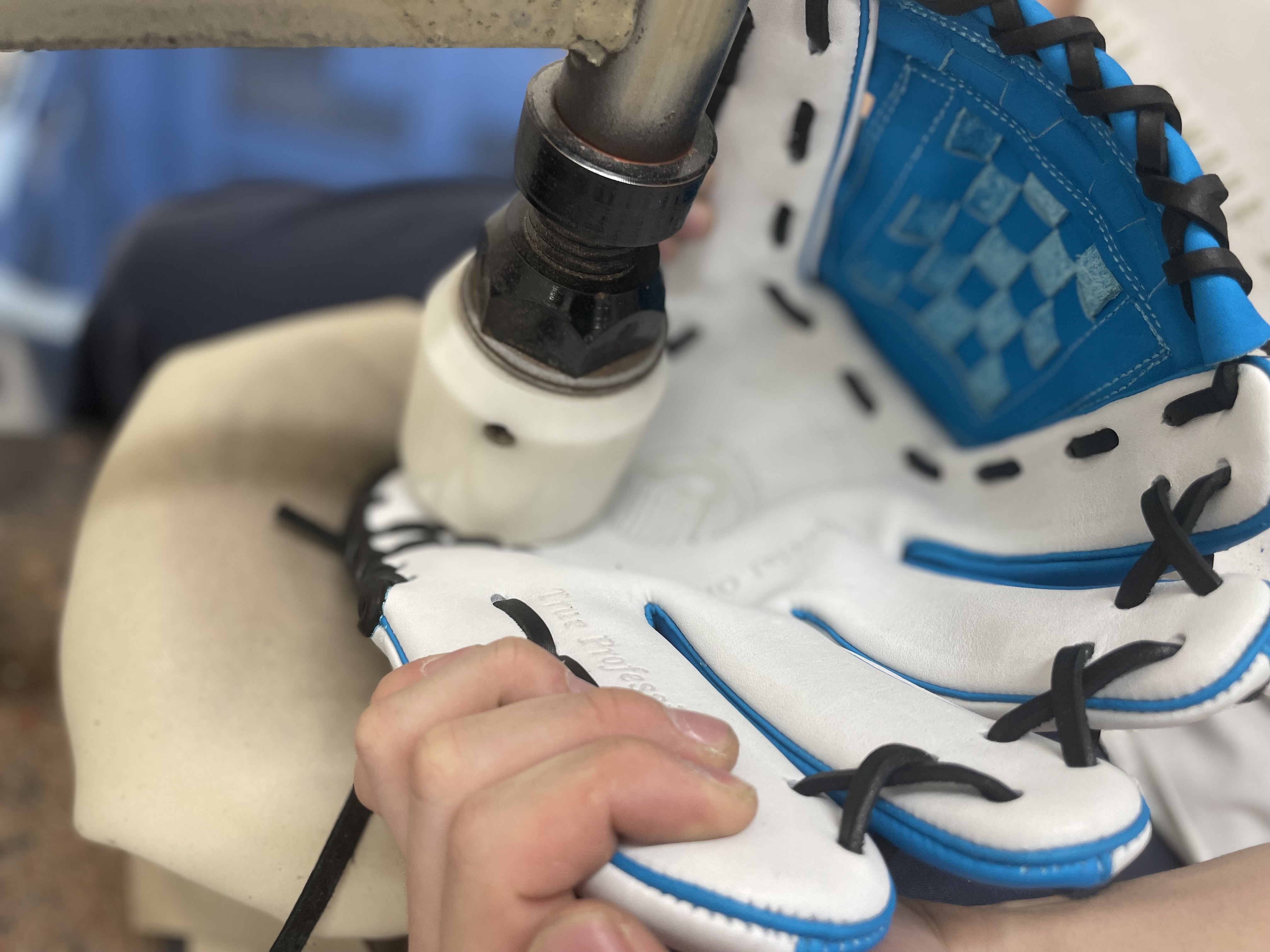 土手の縫製と型付け――1ミリが捕球音を決める